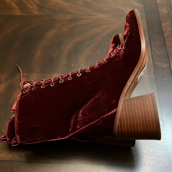 Sam Edelman
Westie 2 Lace-Up Velvet Square Toe Booties - Picture 12 of 12